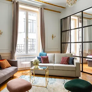 luxury-3-bedroom-2-bathroom-ac-louvre-marais-paris.fr-paris.fr/